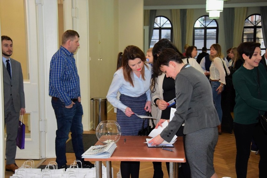 Na konferencję licznie przybyli przedsiębiorcy,...