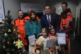 Akcja świąteczna w Rejonowym Pogotowiu Ratunkowym w Sosnowcu. Młode mieszkanki miasta przygotowały kartki, ozdoby i prezenty dla ratowników