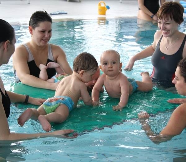 Jak widać, maluchy świetnie czują się w wodzie. Zajęcia prowadzone są na basenie w każdą sobotę.