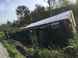 Wypadek w Wieprzu: Ciężarówka wpadła do rowu. Kierował nią 23-latek z Sosnowca 