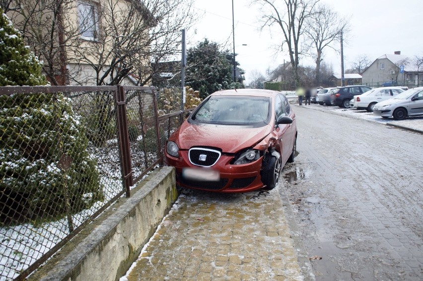 Uwaga, ślisko na drogach. Kobieta kierująca Seatem w...