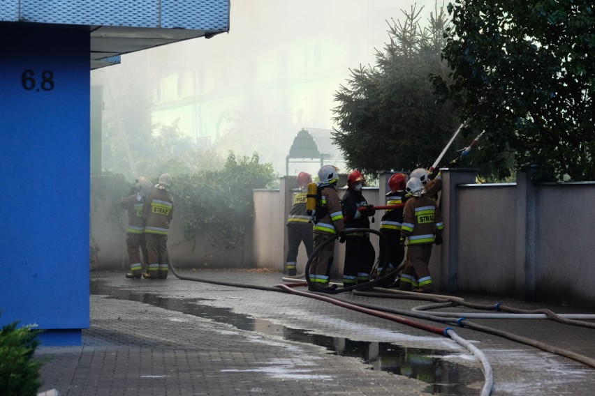 Duży pożar wybuchł w Poznaniu przy ul. Karpia. Pali się...