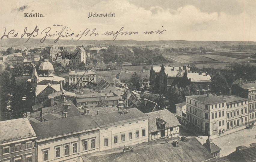 Panorama Koszalina z synagogą w tle. Ulica, która przebiega...