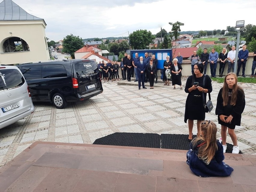 Pogrzeb ofiar tragicznego wypadku w Daleszycach w czwartek 19 sierpnia o godzinie 15. Burmistrz ogłosił dzień żałoby