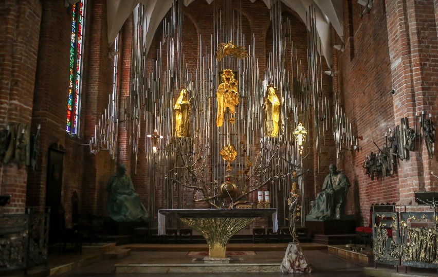 W bazylice św. Brygidy w Gdańsku znajduje się ołtarz bogato...