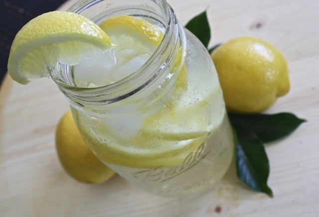 Lemoniada cytrynowa najlepiej smakuje w gorące dni.