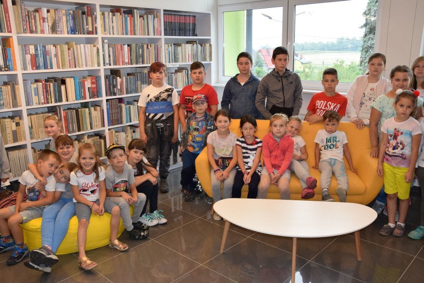 Dzieciaki, które mają wakacyjne zajęcia w Płowcach i Czołowie odwiedziły radziejowską bibliotekę