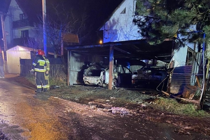 Pożaru w Suchej Beskidzkiej. Spłonął garaż i dwa samochody osobowe. Jedna osoba została poszkodowana