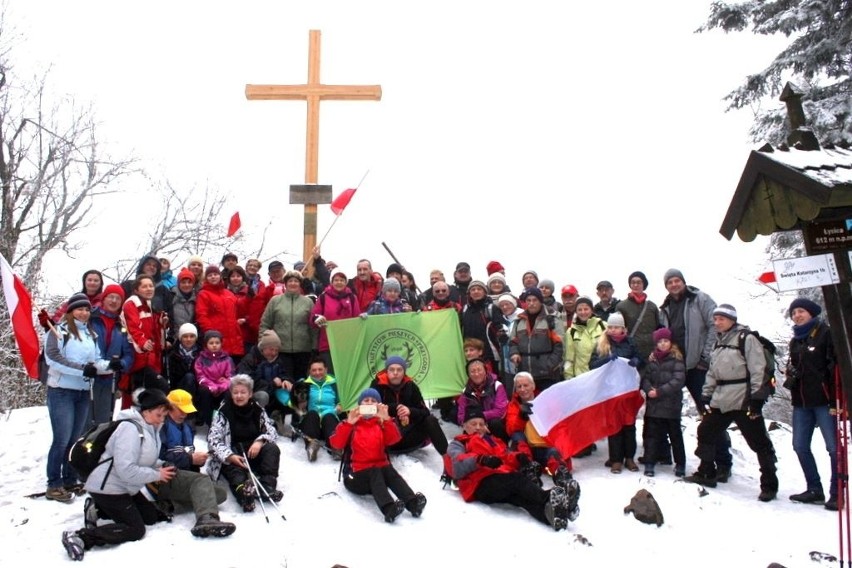 Weszli na Łysicę zimą. W 37 rocznicę zdobycia Mount Everest