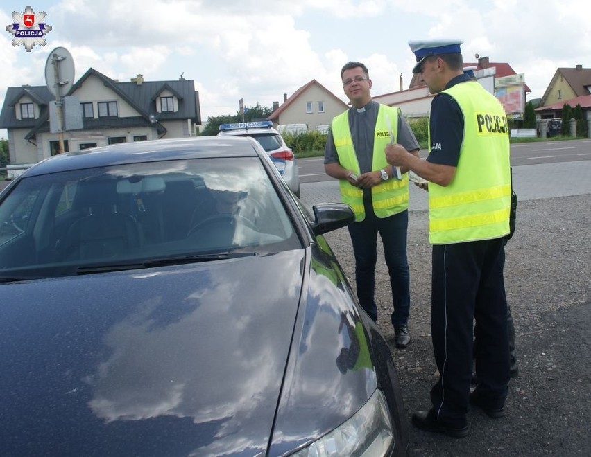 Ksiądz z policją na patrolu w Zamościu. Sprawcy wykroczeń otrzymywali pouczenia i obrazek ze św. Krzysztofem (ZDJĘCIA)