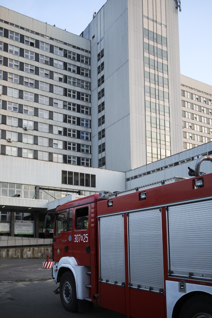 Alarm bombowy w Krakowie: służby pod szpitalem Rydgiera