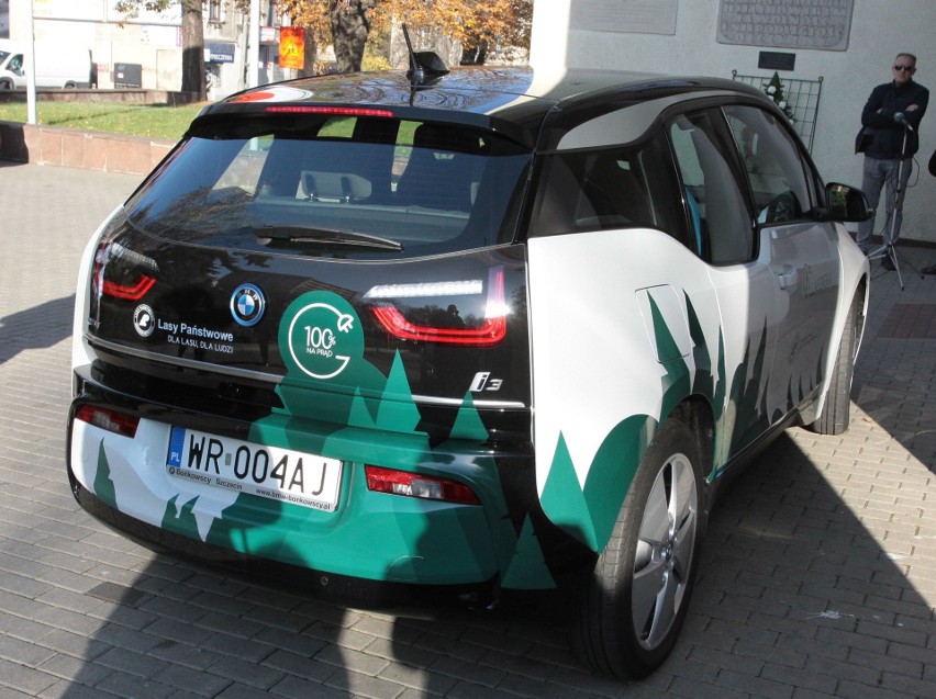 Leśnicy z regionalnej dyrekcji w Radomiu mają elektryczny samochód osobowy