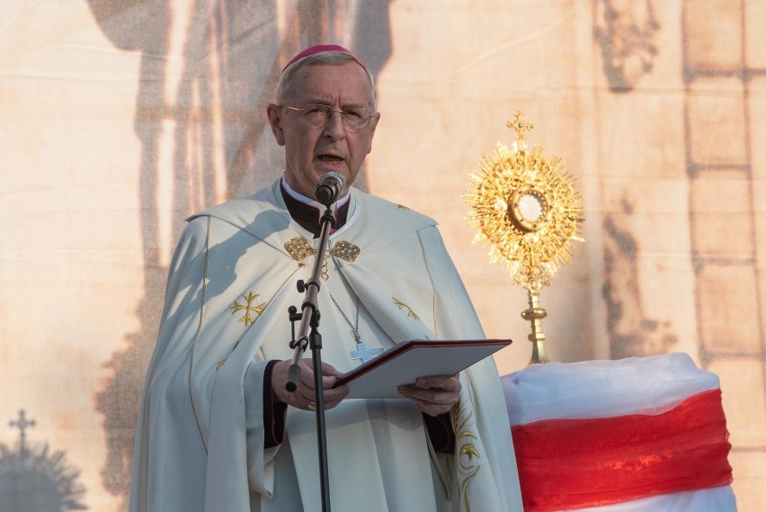 Arcybiskup Stanisław Gądecki apeluje o pomoc finansową,...