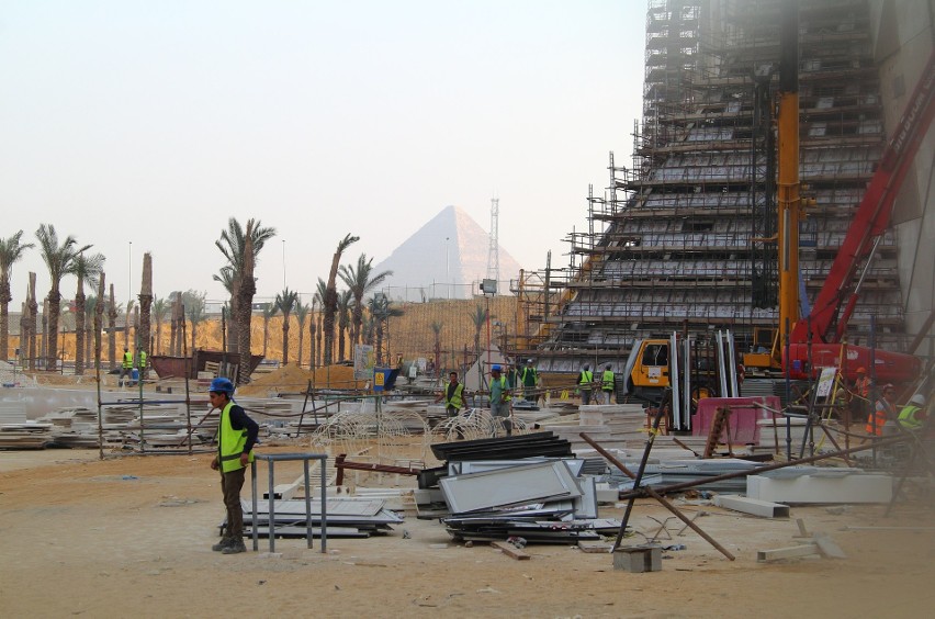 Nowe Muzeum wznosi się niedaleko słynnych piramid w Gizie.