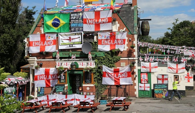 Poniedziałek 09.06Anglia, Jarrow. Jedna z lokalnych restauracji i pubów przystrojony flagami reprezentacji Anglii. w czwartek w Brazylii rozpoczynają się piłkarskie Mistrzostwa Świata. 
