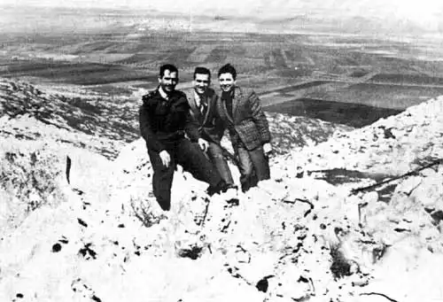Eli Cohen, w środku, z przyjaciómi z syryjskiej armii na Wzgórzach Golan (zdjęcia wykonane przed 1965 r.)