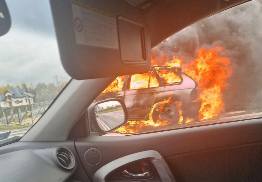 Pożar auta osobowego na drodze krajowej nr 73 w Stopnicy.