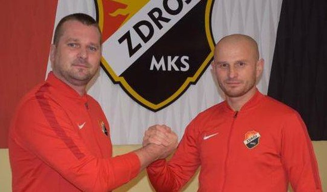 Na zdjęciu: trener Mariusz Arczewski (z prawej) z prezesem zarządu Zdroju Tomaszem Batorskim.
