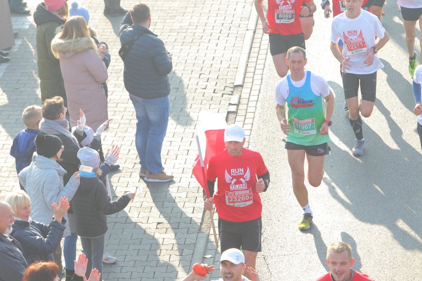 Około 25 tysięcy biegaczy zmaga się z 10-kilometrową trasą...