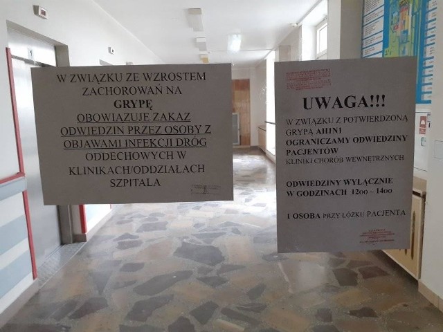 Kartki wywieszono na drzwiach kliniki chorób wewnętrznych szpitala „na górce“. Zdjęcie zrobiono 28 lutego br.