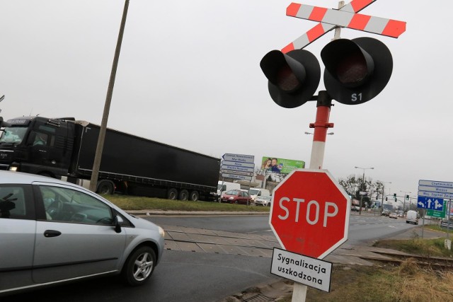 Wielu kierowców dostrzegało znak „stop” w ostatniej chwili, przed przejazdem często było słychać pisk hamulców