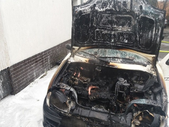 Fiat zaczął płonąć na parkingu za punktem gastronomicznym. Wyposażony był w instalację gazową.