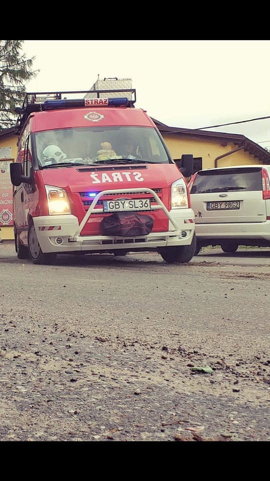 Powiat bytowski. Wypadek koło Półczna. Jedna osoba w szpitalu (zdjęcia)