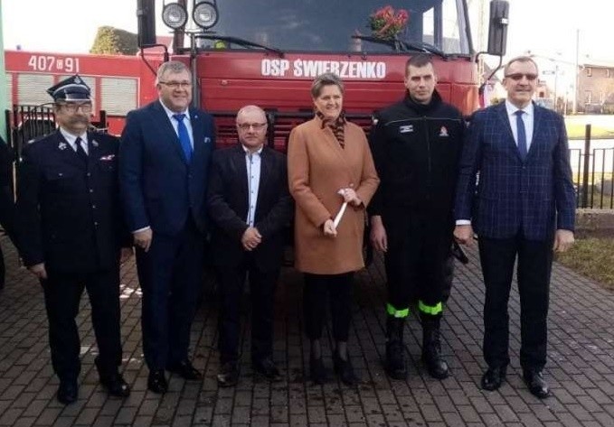 Strażacy w Dretyniu dostali łódź, a strażacy w Świerzenku auto (zdjęcia)