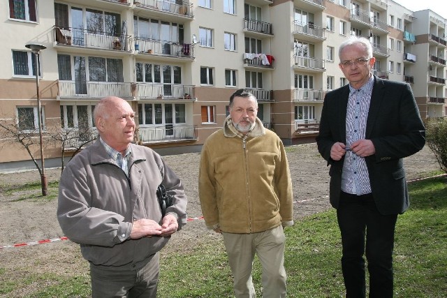 Fachowo dobierają kolory. Niecodzienny pomysł kieleckiej spółdzielniOd prawej: prezes spółdzielni Zbigniew Olesiński, przewodniczący Rady Nadzorczej spółdzielni Wojciech Haberko i przewodniczący rady nieruchomości wyremontowanego już bloku przy ulicy Seminaryjskiej 28 Wojciech Grimm.