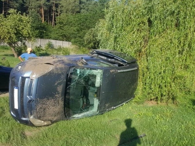 W Wólce Tarłowskiej citroen wypadł z drogi i koziołkował