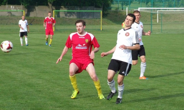 Sebastian Łoś (z lewej, MKS) w walce z Tomaszem Baligą (Garbarnia)