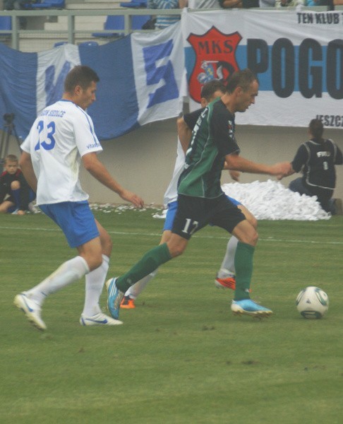 Piłkarze Stali Stalowa Wola (z prawej Wojciech Białek) pokonali na wyjeździe Pogoń Siedlce 3:0.