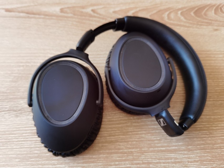 Sennheiser PXC 550 II Wireless, czyli słuchawki z adaptacyjnym systemem redukcji hałasu dla podróżujących. Test, recenzja