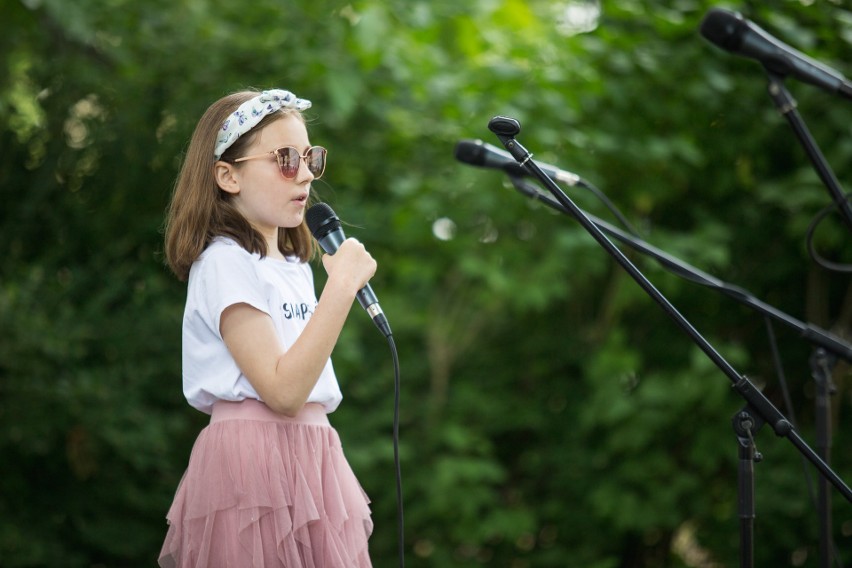 Otwarta Scena SOK-u na zakończenie roku. Koncert na dziedzińcu Szkoły Kultury SOK przy ulicy Banacha w Słupsku [ZDJĘCIA]