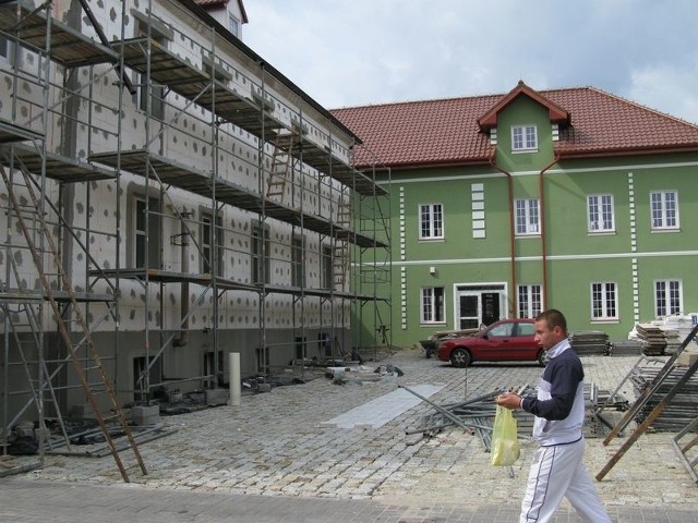 Odtworzono przejście bramne w budynku biblioteki. Przez nie będzie można dostać się do centrum. Koszt budowy centrum razem z jego wyposażeniem to prawie 1,6 miliona złotych. 