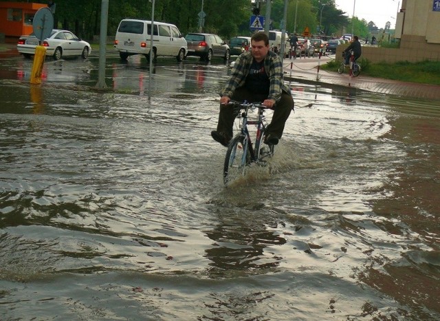 Na skrzyżowaniu ulic Popiełuszki i Okulickiego woda sięgała do osi koła roweru.