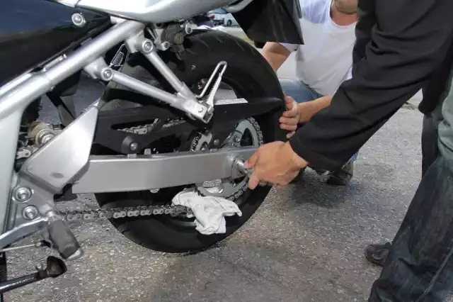 Serwis łańcucha w motocyklu - jak czyścić, smarować i naciągać