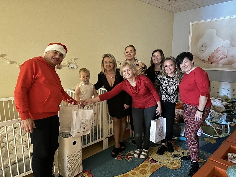 Burmistrz Włoszczowy pomógł Świętemu Mikołajowi i odwiedził przedszkola w całej gminie z prezentami. Zobaczcie zdjęcia