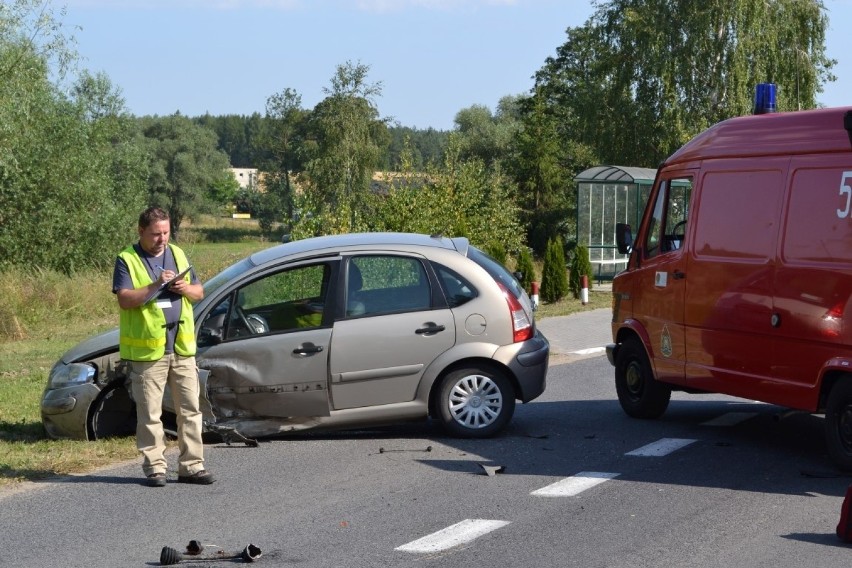 Wypadek w Linowcu. Auto osobowe uderzył w cysternę. Jedna osoba ranna [ZDJĘCIA]