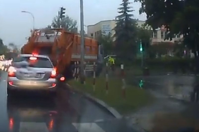 Ul. Wasilkowska. Rowerzysta miał szczęście, śmieciarka była bardzo blisko (wideo)