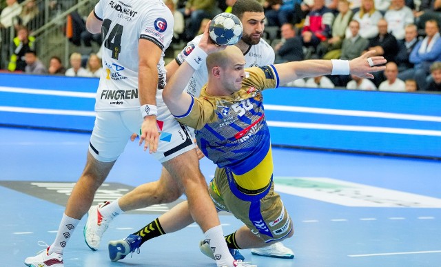 Łomża Industria Kielce znów zagra w PGNiG Superlidze niespełna 48 godzin po meczu Ligi Mistrzów. Na zdjęciu Artiom Karaliok podczas wygranego 27:26, wyjazdowego pojedynku z norweskim Elverum Handball.