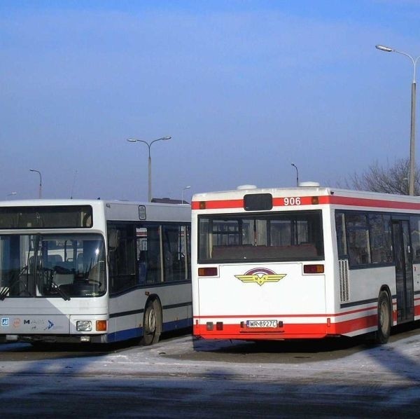 Przed wyjazdem na radomskie ulice autobusy są przemalowywane na biało-czerwono, choć w nieco inne wzory niż neoplany. Po lewej wóz przed zmianą kolorów, po prawej - już po.