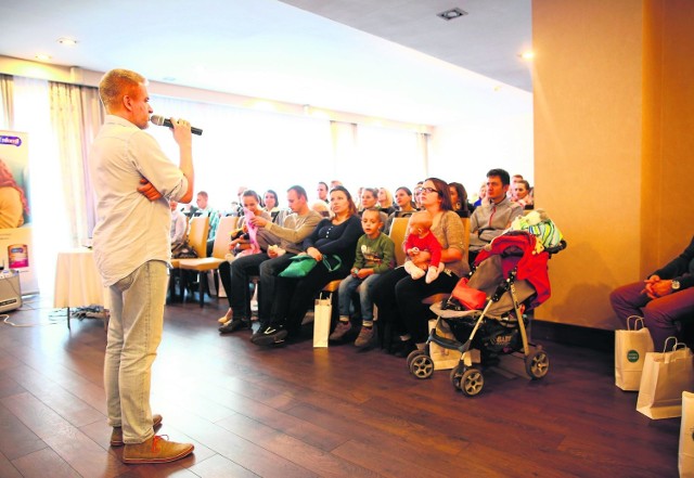 Ponownie w Radomiu pojawił się Paweł Zawitkowski, fizjoterapeuta, który doradzał rodzicom choćby jak układać dziecko.