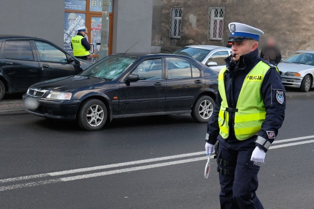 Do zdarzenia doszło w sobotę na ul. Słowackiego w Przemyślu.34-letni policjant z przemyskiej komendy, będąc po służbie, jechał prywatną hondą ul. Słowackiego w kierunku miejscowości Pikulice.- Według wstępnych ustaleń, pieszy wszedł na jezdnię zza zaparkowanych samochodów wprost pod nadjeżdżający pojazd. Od 49-letniego przemyślanina wyczuwalna była silna woń alkoholu. Przytomny, z urazem głowy został przetransportowany do szpitala - powiedziała sierż. szt. Marta Fac z KMP w Przemyślu.- Do zdarzenia doszło poza przejściem dla pieszych. Dokładne okoliczności wyjaśni prowadzone postępowanie. Funkcjonariusze zabezpieczyli pobliski monitoring - dodaje sierż. szt. Marta Fac.Kierujący hondą był trzeźwy. Na miejscu policjanci pracowali pod nadzorem prokuratora.