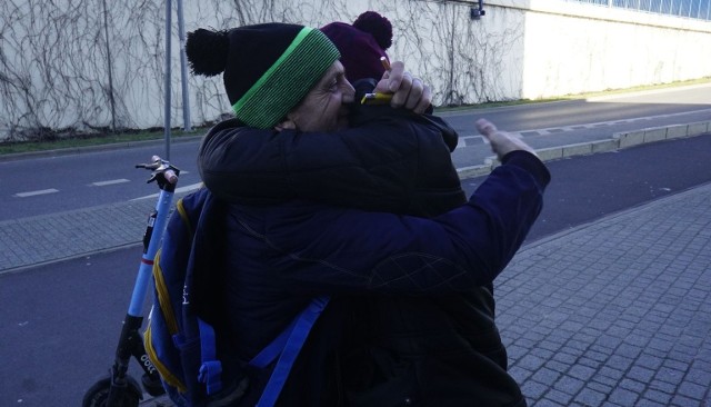 Na dworcu autobusowym w Poznaniu gromadzą się Ukraińcy, którzy jadą na wojnę. Są też rodziny, które z Ukrainy uciekły. Przejdź do kolejnego zdjęcia --->