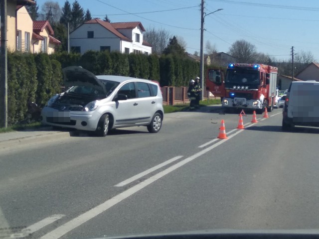 W piątek przed godz. 10 w Czudcu w powiecie strzyżowskim doszło do groźnego wypadku. Samochód marki Nissan zderzył się z motocyklem yamaha na skrzyżowaniu ulic Jasielskiej z Cichą (droga wojewódzka 988). - Motocyklista trafił do szpitala - mówi Ewelina Wrona z Komendy Wojewódzkiej Policj w Rzeszowie. - Ruch po wypadku odbywa się wahadłowo. Na razie nie wiadomo jak długo potrwają utrudnienia. 