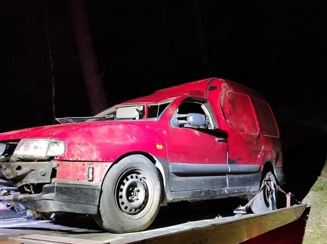 W sobotę (3.09) na drodze leśnej w Starznie (gm. Koczała) myśliwy natknął się na rozbity samochód, a w nim na ciało 71-letniego mężczyzny.