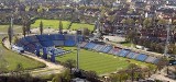 Wypadek na stadionie Pogoni Szczecin. Mężczyzna przygnieciony autem przeżył wypadek