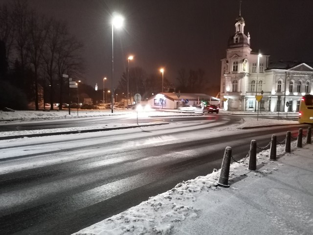 Od wtorkowego poranka w naszym regionie pojawiły się intensywne opady mokrego śniegu. Na drogach mogą panować trudne warunki do jazdy.