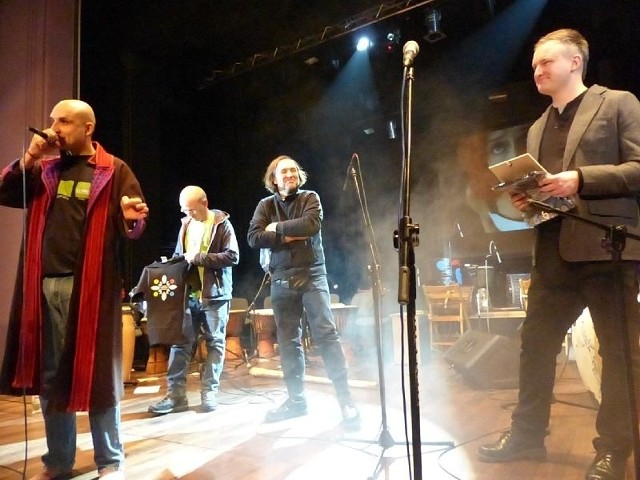 Na scenie pojawił się Maciej Szajkowski, muzyk słynnej Kapeli ze Wsi Warszawa (na zdjęciu z prawej).